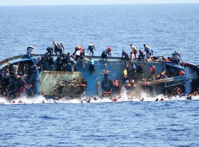 Yunan Sahil G&uuml;venliği ile g&ouml;&ccedil;men teknesi &ccedil;arpıştı: 15 &ouml;l&uuml;