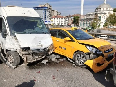 Zincirleme kaza: 6 araç birbirine girdi