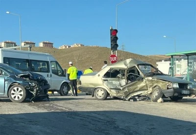 Zincirleme trafik kazası: 1 ölü 3 yaralı