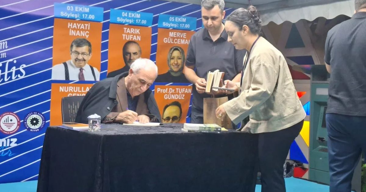Nurullah Genç Kilis'te! Kitap İmzalatmak İçin Uzun Kuyruklar Oluştu